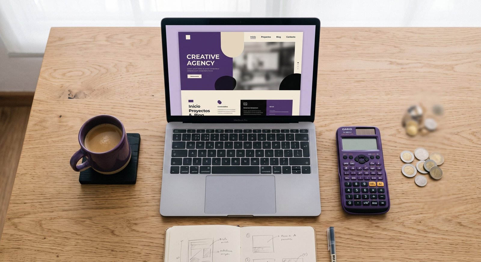 Escritorio de diseñador calculando el costo de una página web en Perú